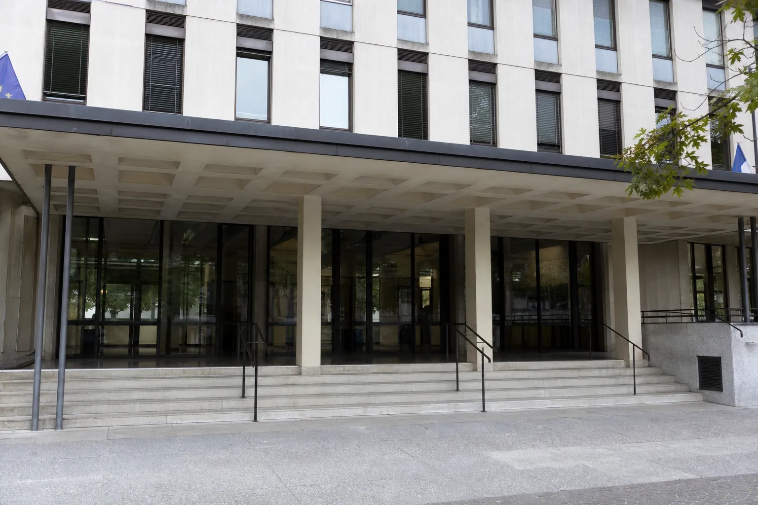 Extérieur d’un centre d’examen à Paris, ambiance neutre et administrative